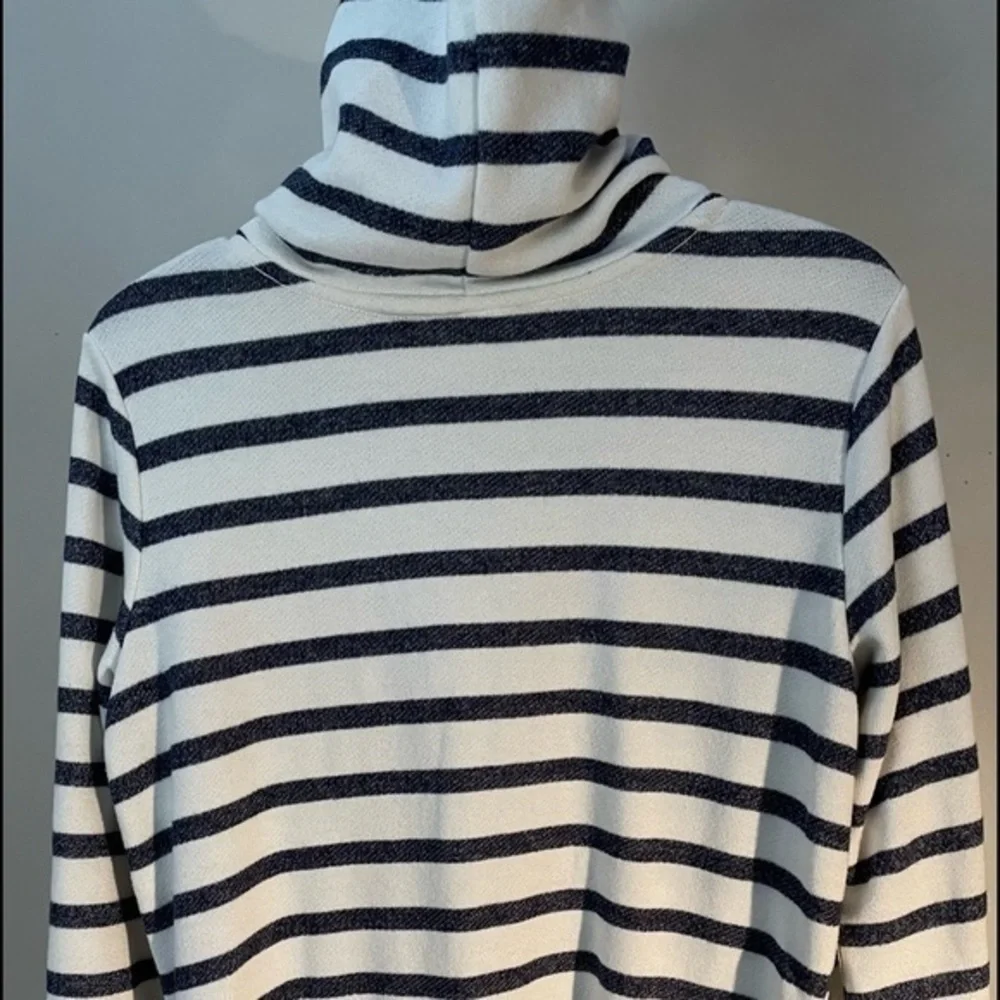 Old Navy Girl pre own pullover hoddie / stripe / XL w knot-slit accent both side